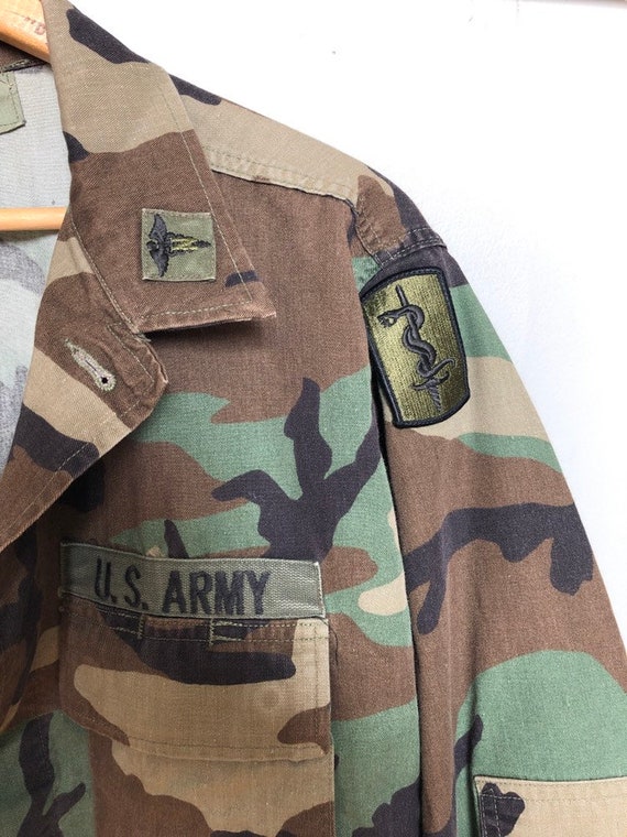 Military issued medic camo jacket with patched an… - image 3