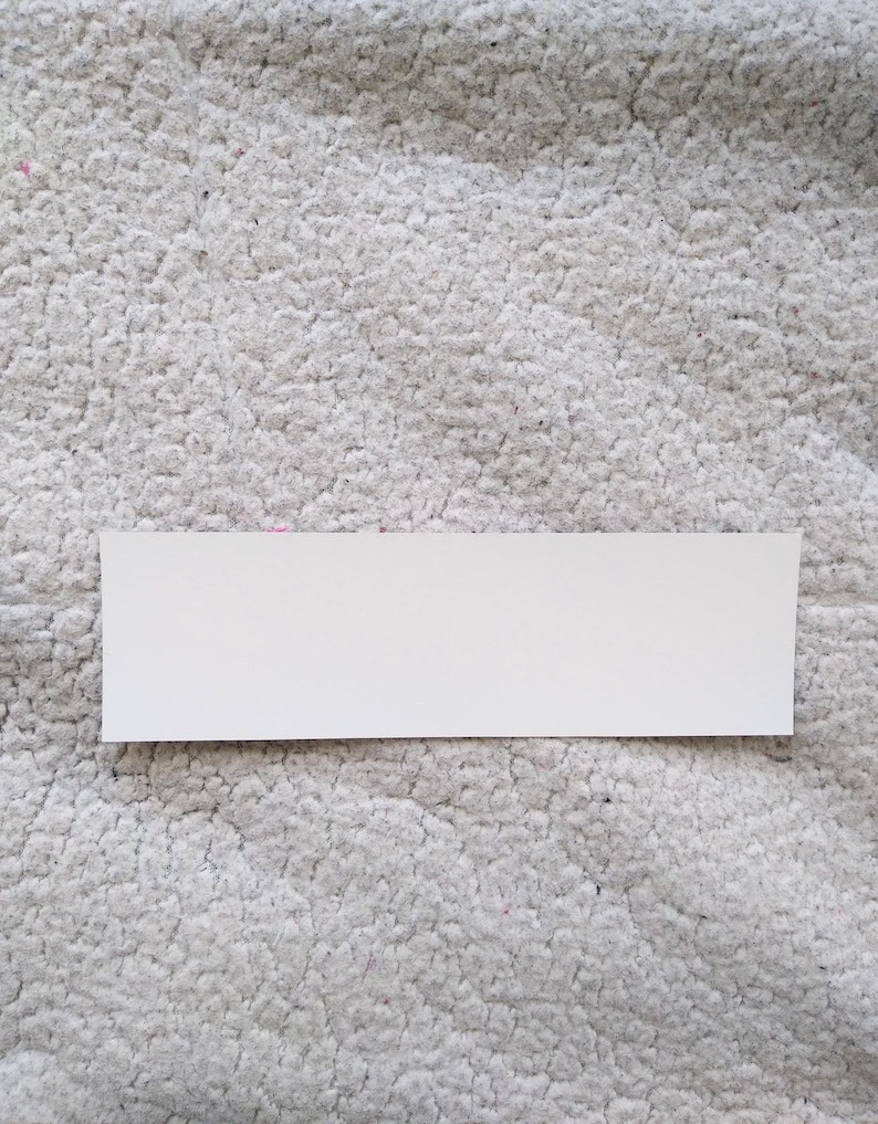K&ouml;nnte beinhalten: Ein wei&szlig;er rechteckiger Aufkleber mit einer glatten Oberfl&auml;che.