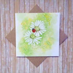 Biglietto d'auguri con fiori di margherita certificato FSC - Margherite in un mare di verde e coccinella di Geetapatelfineart. Biglietto ecologico, biglietto vuoto all'interno