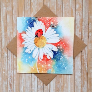 Biglietto d'auguri con fiore margherita certificato FSC – Margherita con coccinella di Geetapatelfineart. Una carta floreale. Prodotto ecologico. Carta vuota all'interno