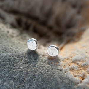 Pendientes de plata de ley martillados hechos a mano: diseño de círculo pequeño