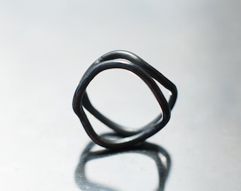 Handgemaakte geoxideerde sterlingzilveren ring: uniek asymmetrisch ontwerp
