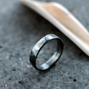 Anello in argento nero, anello in argento delicatamente reticolato, anello in argento fatto a mano, regalo per lui, regalo per lei, anello rustico, anello minimalista,