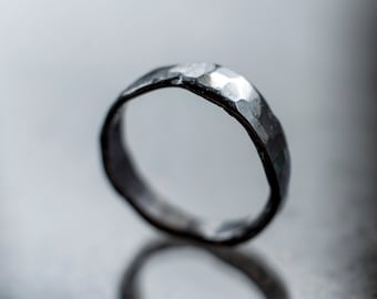 Anillo artístico de plata de ley oxidada: banda rústica martillada