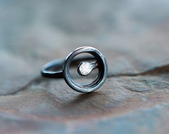 Anillo rústico de plata oxidada: joyería geométrica con un toque llamativo
