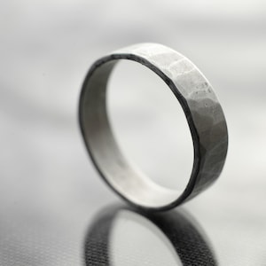 Weiss Silber Herrenring, gehämmerter Ring, rustikaler Ring, Sterling Silber, retikuliertes Silber, Unisex Ring