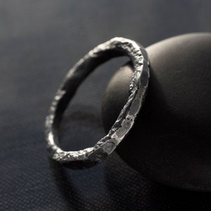 Anillo de plata de ley reticulada, anillo de plata maciza, regalo para él, anillo de plata oxidada, anillo de plata rústica, anillo hecho a mano, plata texturizada