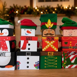 Coffret cadeau de Noël personnalisé pour enfants, empilable, avec des motifs de rennes, Père Noël, elfes et bonhommes de neige. Idéal pour la veille de Noël.