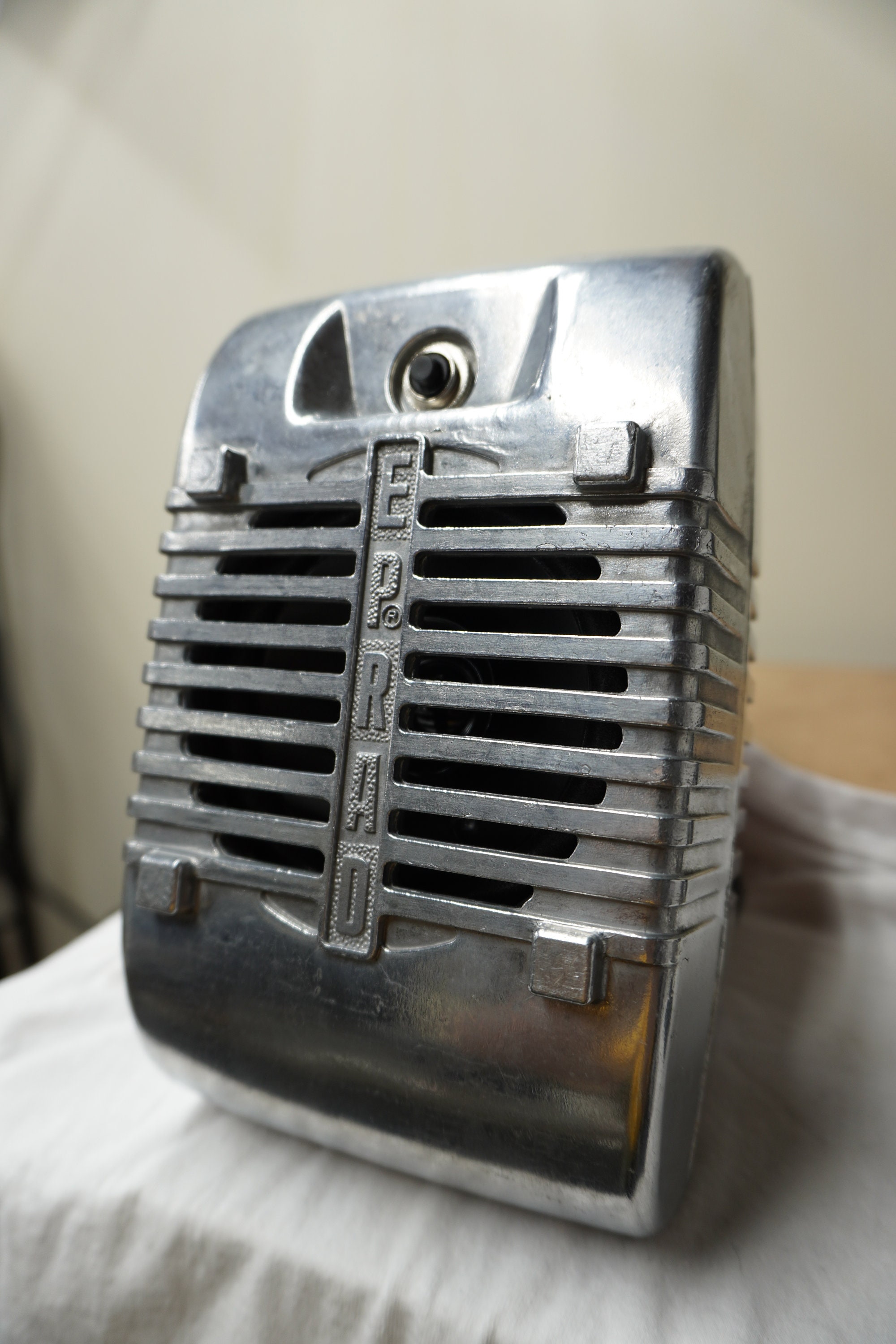 Aluminum die cast EPRAD Drive In Bluetooth speaker system. Faithful to tone and character of the classic and includes charger.