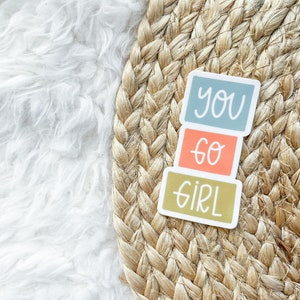 Vous allez autocollant fille | Sticker motivant pour ordinateur portable, sticker citation inspirante, cadeau girl power, sticker féministe en vinyle