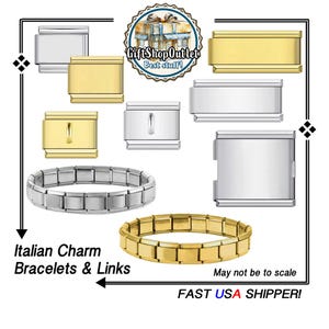 Könnte beinhalten: Eine Sammlung modularer italienischer Charm-Armbandglieder in Silber- und Goldtönen, mit verschiedenen rechteckigen Formen und Befestigungsösen. Zwei komplette Armbänder, eines in Silber und eines in Gold, werden zusammen mit einzelnen Gliedern gezeigt.