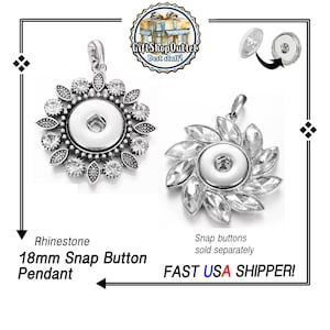 Puede incluir: Dos colgantes de pedrería plateados con centros de botón a presión de 18 mm. Uno tiene un diseño floral con pedrería transparente y el otro un diseño de pétalos. El texto dice "Gift Shop Outlet" y "Best stuff!"