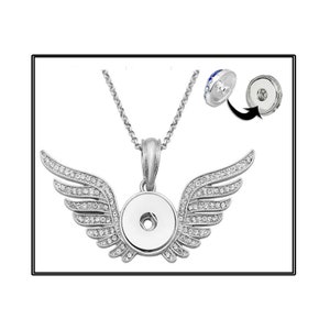 Może przedstawiać: Srebrny naszyjnik z zawieszką w kształcie skrzydeł anioła, ozdobioną kryształami i wyposażoną w zatrzask. Zawieszka jest przeznaczona do umieszczenia okrągłego charmsa o średnicy 3,8 cm.