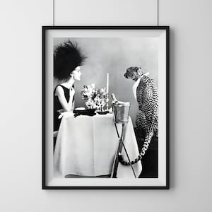 チーターと一緒に夕食をとるモデル、白黒の壁アート、ビンテージプリント、写真プリント、美術館品質の写真アートプリント、デジタル