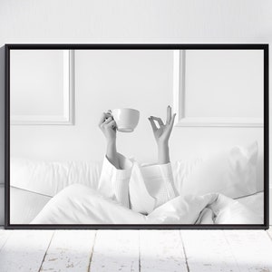 ベッドでコーヒーを飲む女性のポスタープリント、女性的なポスター、白黒、コーヒーの壁アート、バーカートのプリント、女の子の部屋の装飾、壁の装飾