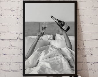 Frau trinkt Wein im Bett Poster, Bar Barwagen Druck, schwarz und weiß, Cocktail Wandkunst, Alkohol Poster, Raumdekor, feministisches Poster, Download