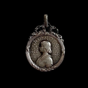 ᴬᴺᵀᴵᵠᵁᴱ SAINT JOAN MEDAL 7/8&quot; Vintage St. Jeanne of Arc French Religious Medallion 1412-1431 Silver Plate Heavy Patina Catholic France