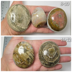 Puede incluir: Dos juegos de piedras ovaladas pulidas, lisas, con patrones de remolino marr&oacute;n, blanco y gris. Las piedras est&aacute;n etiquetadas como "8-10" y "11-12".