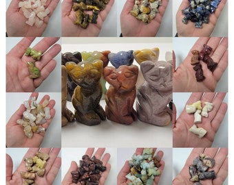 Puede incluir: Una colección de 12 pequeñas figuritas de gato talladas a mano a partir de varios tipos de piedras pulidas. Los gatos están en varias poses y colores, incluyendo verde, marrón, rojo, morado y azul.