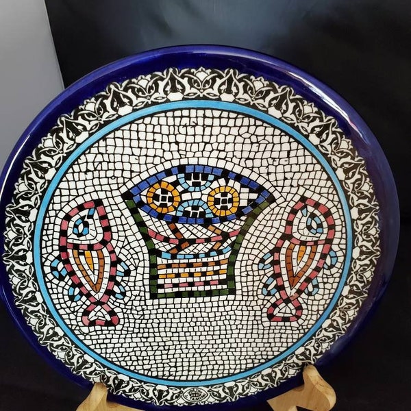 Assiette en mosaïque Tabgha Miracle of Loaves and Fishes vintage motif carreaux de Cisjordanie, rouge bleu et jaune Assiette religieuse