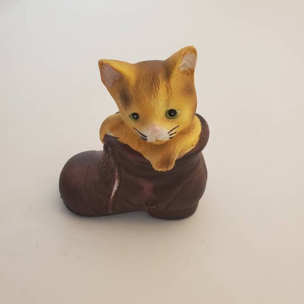 Vintage Cat in a boot figurine! Made by Brinns Taiwan! Orange tabby cat with green eyes playing in a boot!