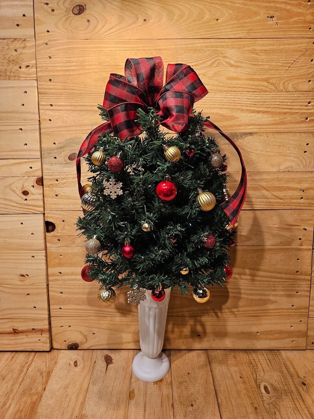 Christmas Tree for Cemetery Wall cemetary Flowers Christmas Flowers