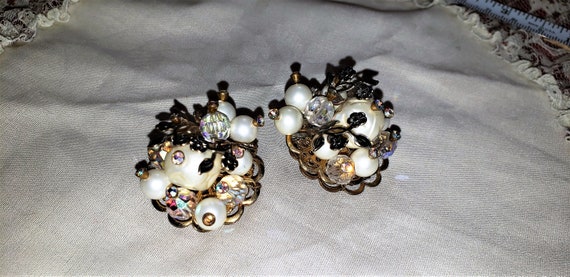 Goldtone Round Pearl and Crystal Cluster Clip On … - image 1
