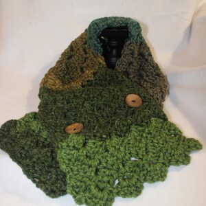 Evergreen Button Cowl with Wood Buttons