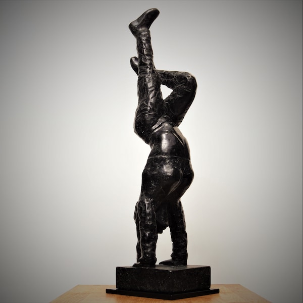 Skulptur Handstand aus schwarzem Basalt