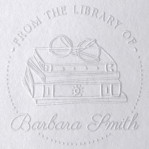 AANGEPASTE BOEK-EMBOSSERSTEMPEL | Gepersonaliseerde bibliotheekstempel | Kies uit 12 ontwerpen | Embosser, hout, zelfinktend | Ideaal cadeau voor boekenliefhebbers