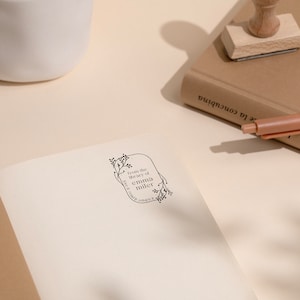 BOEK EMBOSSER STEMPEL Stempel Gepersonaliseerde stempel voor boekenliefhebbers Hout of zelfinktende optie 5 ontwerpen om uit te kiezen Boek stempel afbeelding 7