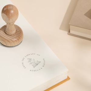 BOEK EMBOSSER STEMPEL Stempel Gepersonaliseerde stempel voor boekenliefhebbers Hout of zelfinktende optie 5 ontwerpen om uit te kiezen Boek stempel afbeelding 8