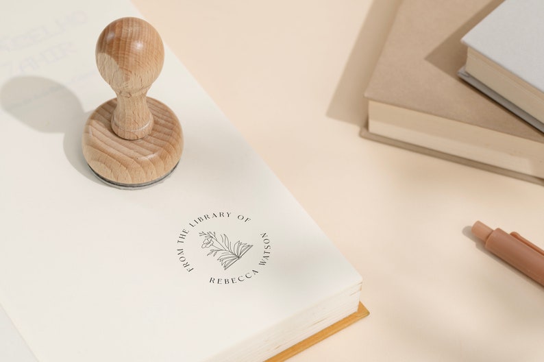 BOEK EMBOSSER STEMPEL Stempel Gepersonaliseerde stempel voor boekenliefhebbers Hout of zelfinktende optie 5 ontwerpen om uit te kiezen Boek stempel afbeelding 8