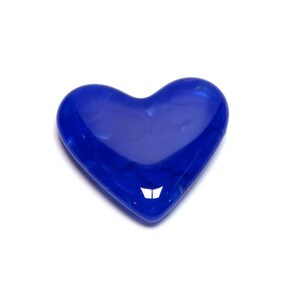 Puede incluir: Una tabla de cortar de madera hecha a mano con un acabado natural. La tabla presenta un borde vivo en un lado y una forma rectangular lisa. Mide aproximadamente 45 cm de largo y 30 cm de ancho.