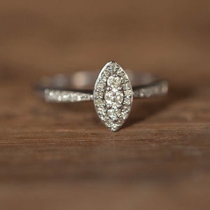 Een 9 kt pre owned witgouden marquise-vormige diamanten clusterring van 0,20 kt diamant