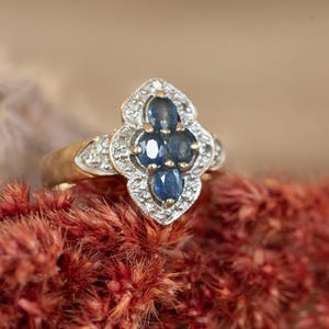 Cute and pretty vintag 9ct gem set ring with blue sapphires