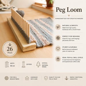 Op de afbeelding: Een houten penweefgetouw met 26 verticale pennen en een breedte van 50 cm. Het weefgetouw toont een gedeeltelijk geweven textiel van grijs en lichtroze garen. Het product bevat tekstlabels zoals Peg Loom en 26 Pegs.