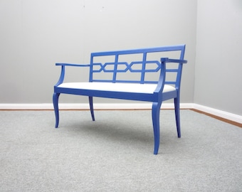 Antieke blauwe bank, keukenbank, ontwerp uit de jaren 1920, opnieuw bekleed met leer.