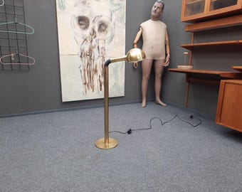 Vloerlamp van messing uit het midden van de 20e eeuw, ontworpen door Hillebrand in de jaren 60.