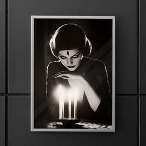 Pôster de Sessão Espírita Vitoriana: Arte de Parede Sombria e Oculta de Bruxa, Impressão de Arte Noir Gótica Vintage, Decoração Assustadora à Luz de Velas para uma Sala de Tarô imagem 2