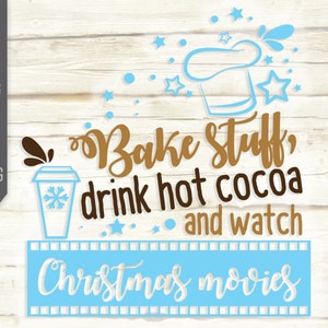 Puede incluir: Un diseño gráfico azul y marrón con el texto "Bake Stuff, drink hot cocoa and watch Christmas movies". El diseño presenta una taza de chocolate caliente, un gorro de chef y estrellas.