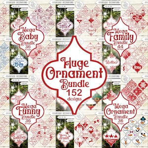 Può includere: Un collage di 152 diversi design di decorazioni natalizie. Le decorazioni hanno la forma di un quadrifoglio e presentano vari temi natalizi, tra cui famiglia, bambino, divertente e temi natalizi generali. Le decorazioni sono tutte bianche con accenti rossi e sono posizionate su uno sfondo di rami di pino verdi.