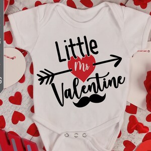 Little M. Valentine Svg. Valentine's Onesie. Conception de chemise de garçon. Cute Boy Svg. Baby Boy Design. Little Mister Svg. Mister Cut File. Dxf, Eps