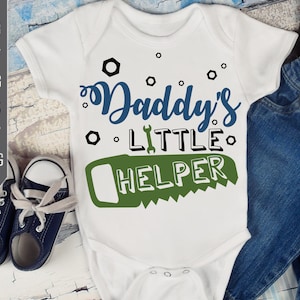 Daddy's Little Helper Svg. Baby Boy Boy Boy Peuter Shirt Svg. Kid Bib, Bodysuit, Onesie. Handsaw en Moersleutel Svg. Cricut, Silhouet.