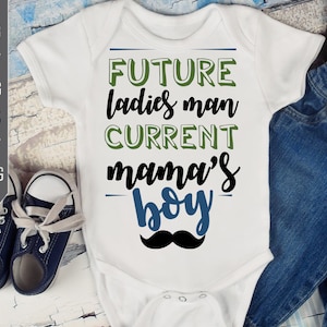 Futuro Senhoras Homem Atual Mama's Boy Svg. Presente para um filho recém-nascido. Camisa engraçada do bebé, Onesie, babador. Atualmente Mamãe Menino. Cricut, Silhueta