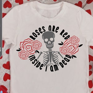 Roses Are Red Inside I Am Dead Svg. Lustiges Valentinstag Svg. Lustiges T-Shirt Svg. Single Valentine Svg. Valentine Skelett dxf, eps, png