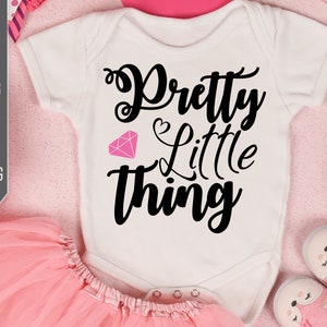 Pretty Little Thing Svg. Baby Girl Svg. Baby Shower Svg. Pasgeboren meisje Svg. Diamond Svg. Little Girl Shirt, Onesie, Bodysuit, Bib Svg.