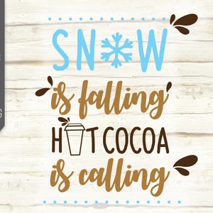 Puede incluir: Un fondo de madera marrón con texto azul y marrón que dice "SNOW is falling, HOT COCOA is calling". Un copo de nieve azul se encuentra entre las palabras "SNOW" y "W". Una taza de café marrón se encuentra entre las palabras "HOT" y "COCOA".