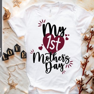 Meu 1º Dia das Mães Svg. Design Onesie para o Dia das Mães. Meu Primeiro Dia das Mães Svg. Mãe SVG. Bebê Onesie Svg. Camisa para bebê recém-nascido. Nova Mamãe Png
