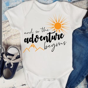 En zo het avontuur begint Svg. Wild Hippie Mountain Hiking Svg. Mountain Adventure Svg. Pasgeboren Baby Girl Boy Onesie Shirt Bodysuit Bib.